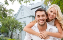 Photo d'un couple heureux après avoir acheté leur première maison à Longueuil